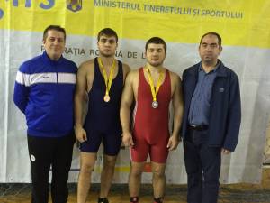 Cei doi medaliați de la CSM Suceava, Daniel Blănari (stânga) și Robert Bighei, alături de antrenorii Daniel Ciubotaru (stânga) și Valerică Gherasim
