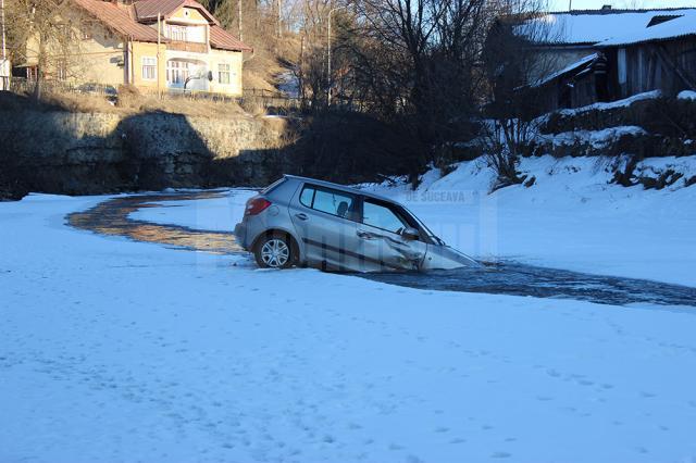 Un şofer de 77 de ani, băut, a plonjat cu maşina în râul Bistriţa