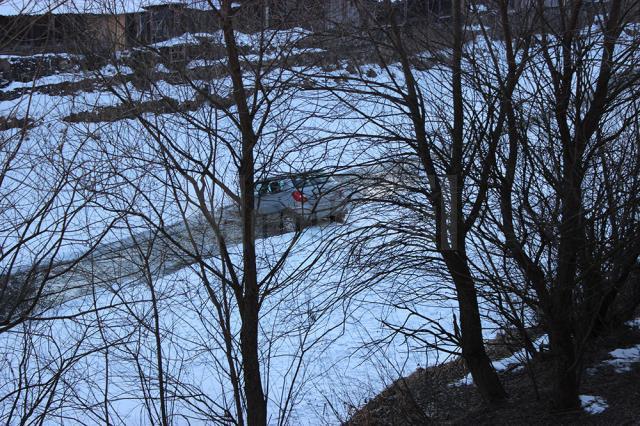 Un şofer de 77 de ani, băut, a plonjat cu maşina în râul Bistriţa
