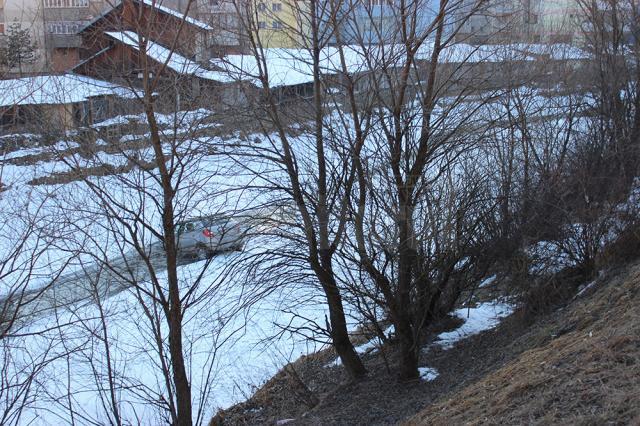 Un şofer de 77 de ani, băut, a plonjat cu maşina în râul Bistriţa