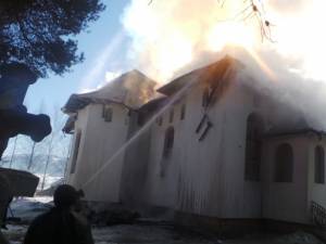 Incendiu de mari proporţii la biserica din Poiana Stampei Foto: bistriteanul.ro