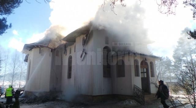 Incendiu de mari proporţii la biserica din Poiana Stampei Foto: bistriteanul.ro