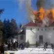 Focul a izbucnit din altarul bisericii şi s-a extins cu repeziciune la acoperiş