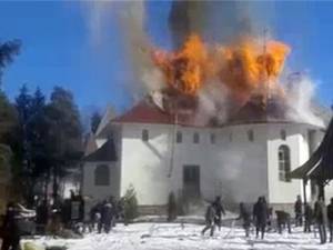 Focul a izbucnit din altarul bisericii şi s-a extins cu repeziciune la acoperiş