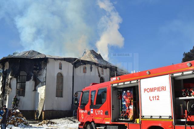 37 de pompieri, cu şapte autospeciale cu apă, s-au luptat cu flăcările