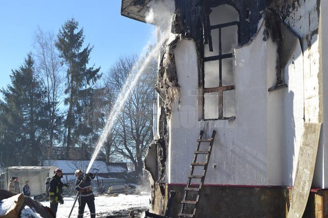 37 de pompieri, cu şapte autospeciale cu apă, s-au luptat cu flăcările