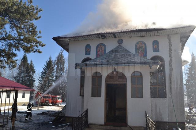 O biserică de lemn din secolul XIX, monument istoric, distrusă de un incendiu