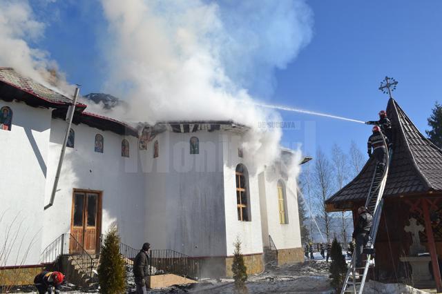 O biserică de lemn din secolul XIX, monument istoric, distrusă de un incendiu