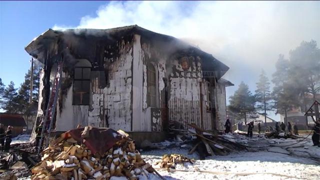 O biserică de lemn din secolul XIX, monument istoric, distrusă de un incendiu