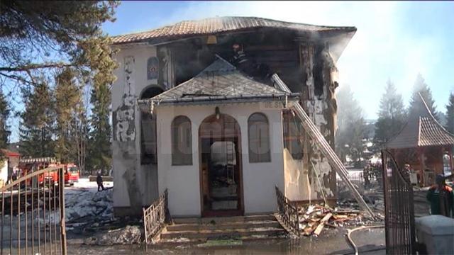 O biserică de lemn din secolul XIX, monument istoric, distrusă de un incendiu