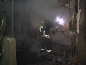 Un incendiu a mistuit casa în care locuiau fiica şi socrii primarului din Milişăuţi