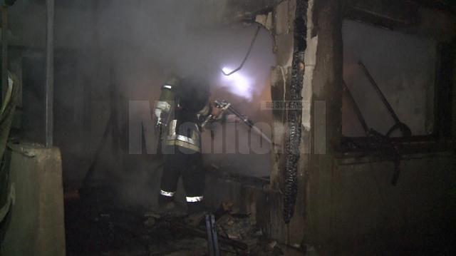 Un incendiu a mistuit casa în care locuiau fiica şi socrii primarului din Milişăuţi