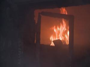 Un incendiu a mistuit casa în care locuiau fiica şi socrii primarului din Milişăuţi
