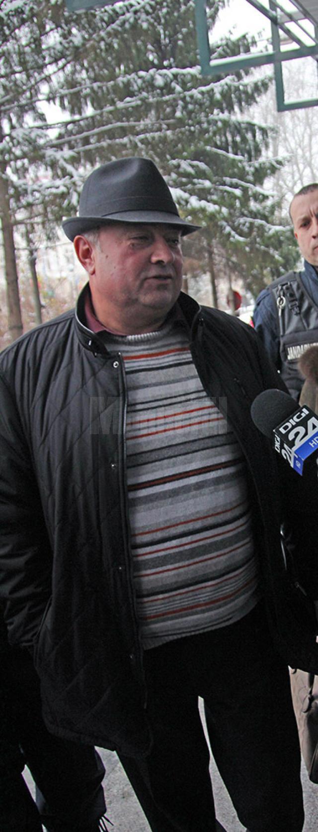 Săvel Botezatu, primarul comunei Udeşti, a părăsit ieri la prânz arestul Inspectoratului de Poliţie al Judeţului (IPJ) Suceava
