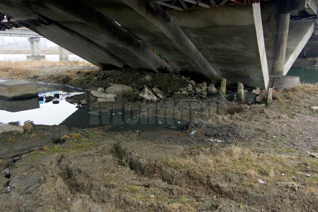 S-au făcut săpături şi minune, a început să curgă apă aproape limpede. Balta de dejecţii însă nu are vinovaţi