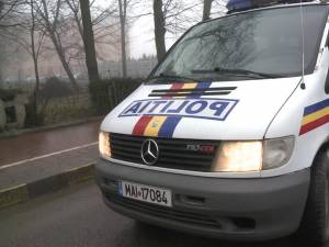 O dubă cu poliţişti de la Intervenţie Rapidă, tamponată violent în intersecţie