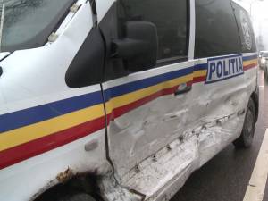 O dubă cu poliţişti de la Intervenţie Rapidă, tamponată violent în intersecţie