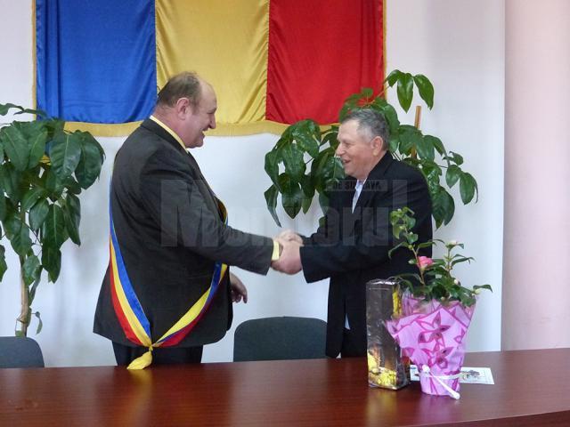 Postaşul Scripcariu, nea Ghiţă, felicitat de primarul comunei Şcheia, Vasile Andriciuc