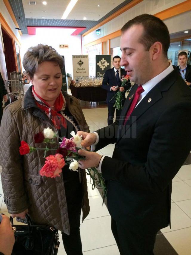 Flori din partea deputatului Balan pentru femeile din municipiul Suceava la debutul primăverii