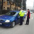Împreună cu reprezentațiunii Registrului Auto Român, dar și ai unei firme de asigurări, polițiștii au  împărțit peste 200 de mărțișoare, atât șoferilor, cât și pietonilor