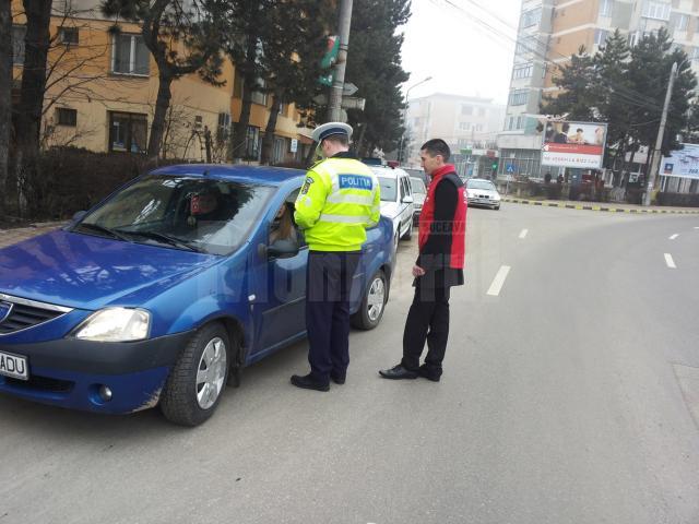 Împreună cu reprezentațiunii Registrului Auto Român, dar și ai unei firme de asigurări, polițiștii au  împărțit peste 200 de mărțișoare, atât șoferilor, cât și pietonilor