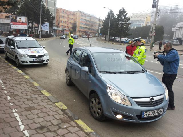 Polițiștii au împărțit mărțișoare în trafic