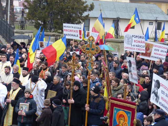 Marş pe străzile Sucevei pentru susţinerea predării orelor de religie în şcoli