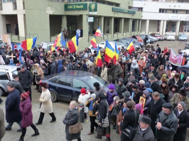 Peste 800 de suceveni au participat ieri la un marş pe străzile Sucevei pentru susţinerea predării orelor de religie în şcoli