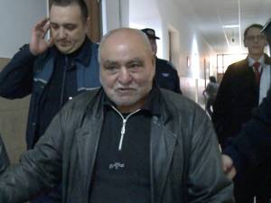 Gheorghe Lazăr, dus de poliţişti în sala de judecată, cu câteva minute înainte de a fi arestat preventiv