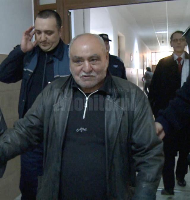 Gheorghe Lazăr, dus de poliţişti în sala de judecată, cu câteva minute înainte de a fi arestat preventiv