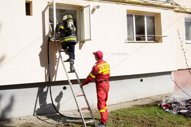 Panică într-un bloc din Burdujeni, din cauza unui incendiu provocat intenţionat într-un apartament