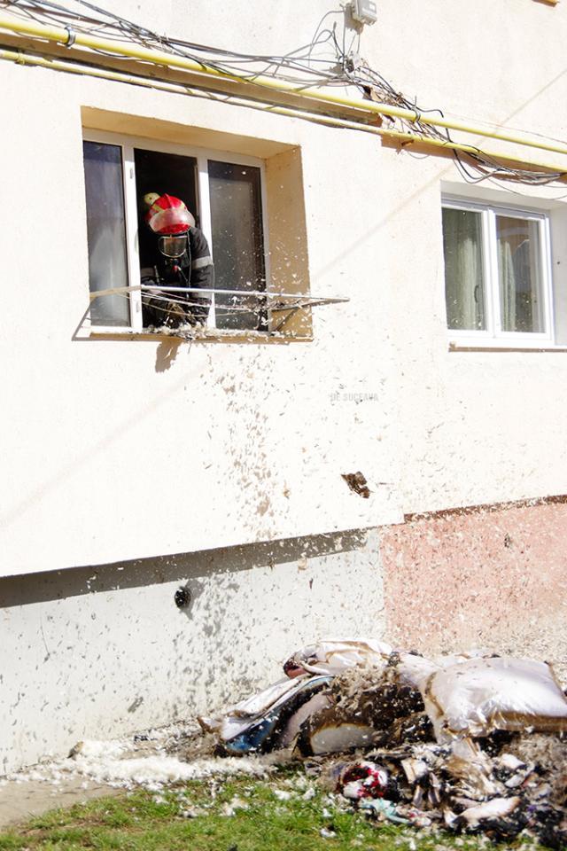 Panică într-un bloc din Burdujeni, din cauza unui incendiu provocat intenţionat într-un apartament