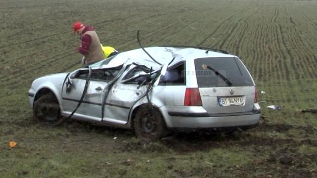 Deşi maşina a fost serios avariată, conducătoarea auto şi tânăra care o însoţea în autoturism au scăpat fără răni grave