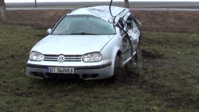 Deşi maşina a fost serios avariată, conducătoarea auto şi tânăra care o însoţea în autoturism au scăpat fără răni grave