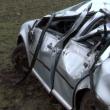 Deşi maşina a fost serios avariată, conducătoarea auto şi tânăra care o însoţea în autoturism au scăpat fără răni grave