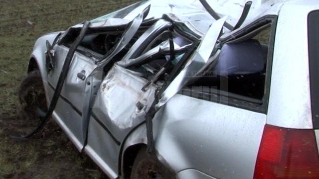 Deşi maşina a fost serios avariată, conducătoarea auto şi tânăra care o însoţea în autoturism au scăpat fără răni grave