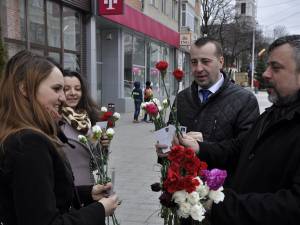 Un zâmbet, o floare și o felicitare din partea deputatului Ioan Balan pentru femeile din municipiul Suceava
