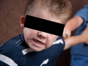 Părinţii susţin că un băieţel de şapte ani îşi terorizează zilnic colegii. Foto: copiipovesti.blogspot.ro