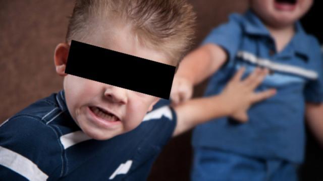 Părinţii susţin că un băieţel de şapte ani îşi terorizează zilnic colegii. Foto: copiipovesti.blogspot.ro