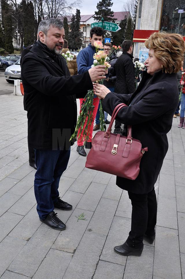 Un zâmbet, o floare şi o felicitare din partea deputatului Ioan Balan pentru femeile din municipiul Suceava