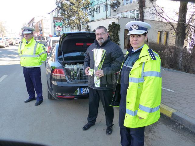 Flori pentru doamnele de la volan, de la Auto Mitric şi poliţiştii rutieri