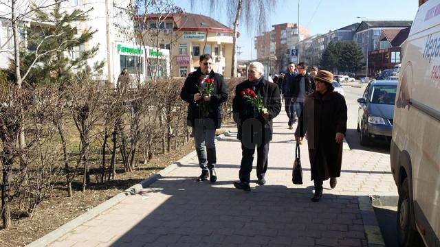 Ovidiu Donţu şi Tiberius Brădăţan le-au transmis urări de bine şi le-au împărţit flori femeilor din municipiul Suceava