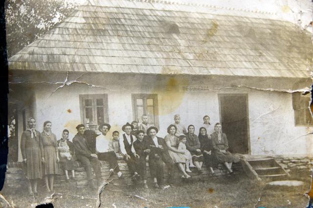 Membrii unei familii din Arţari, acum câteva zeci de ani