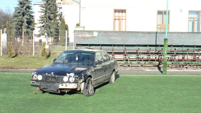 Autoturismul a ajuns pe terenul de sport de la Colegiul Național "Eudoxiu Hurmuzachi", după ce a rupt gardul de fier care împrejmuiește unitatea de învățământ