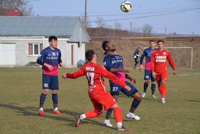 Chiar dacă a fost un simplu amical, meciul dintre eternele rivale FC Botoşani şi Rapid s-a jucat la intensitate maximă. Foto: Ionuţ Tăbultoc.