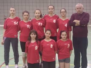 Echipa de volei fete a Şcolii Gimnaziale „Miron Costin” este una dintre cele mai performanțe la nivel judeţean