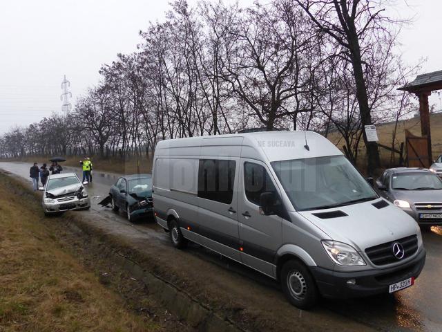 Trei maşini au fost implicate într-o coliziune în lanţ care s-a petrecut ieri după-amiază pe strada Parcului din municipiul Suceava