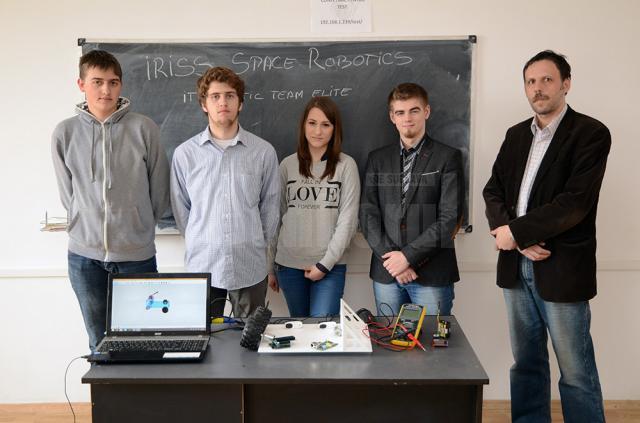 Echipa IT Robot Team ELITE, alături de prof. Gabriel Anastasiu