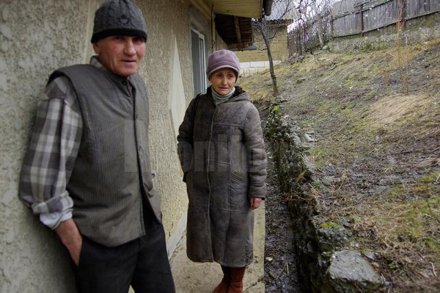Doi vârstnici şi-au găsit curtea casei plină cu reziduuri din fosa unei toalete