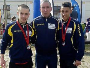 Cei doi medaliați din județul Suceava, Andrei Leancă și Dorin Rusu alături de antrenorul Cristian Prâsneac